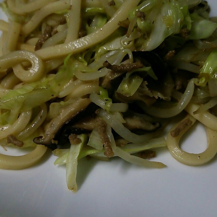 椎茸と挽き肉とキャベツの焼きうどん